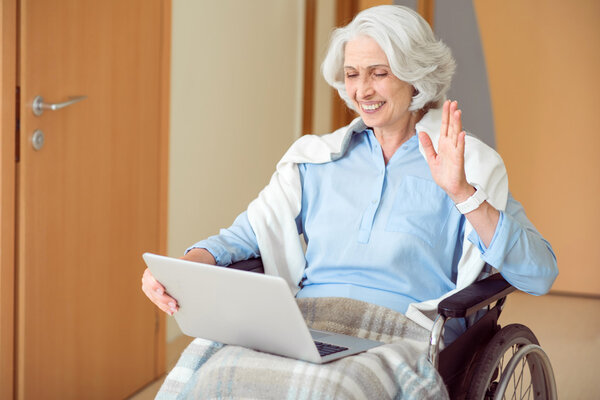 Пациентка старшего возраста с ноутбуком Лицензионные Стоковые Изображения